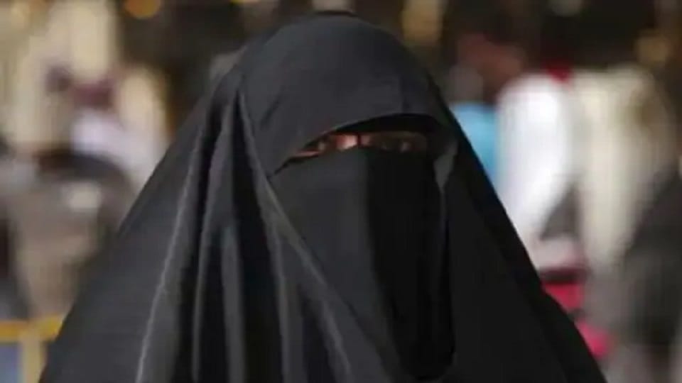 police following burqa woman lifted curtain and saw senses of female policeman flew away