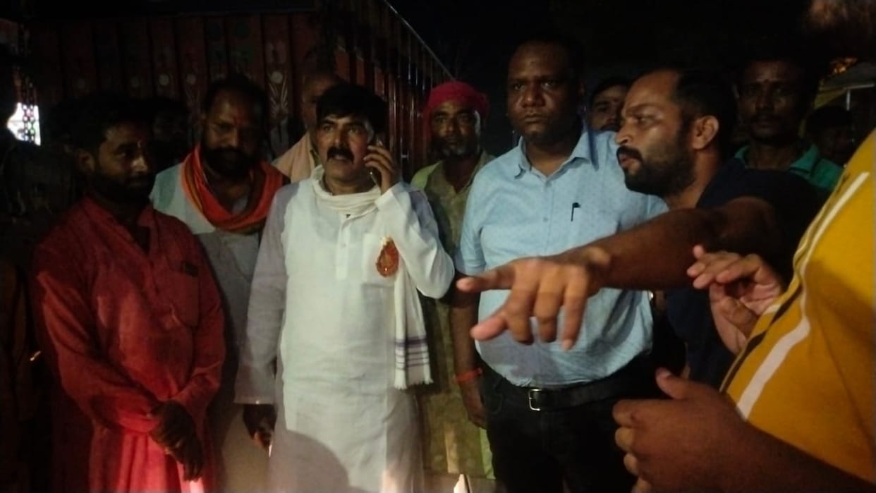 Anger erupted over the condition of road, people did ruckus
