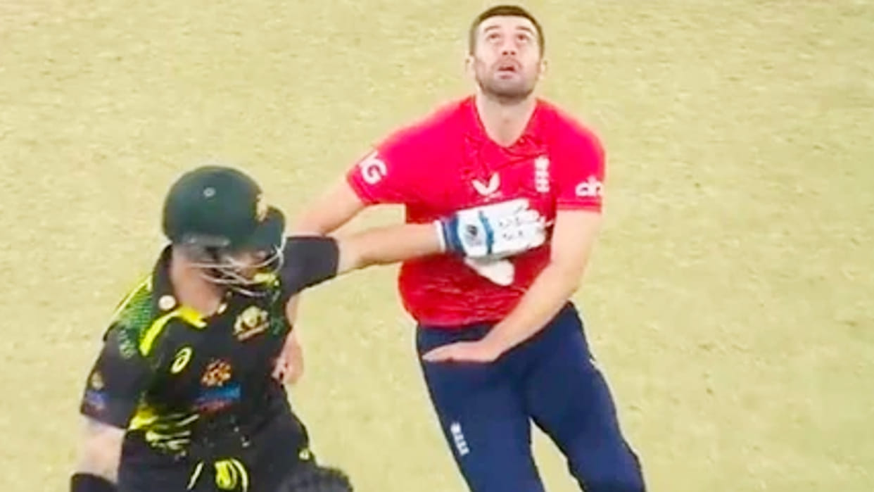 AUS vs ENG 1st T20: Matthew Wade escapes 'obstructing the field' appeal after pushing Mark Wood to take catch