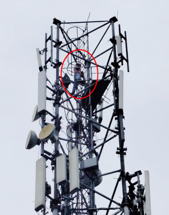 Calling DM-SP, the youth climbed the tower, pleaded for justice
