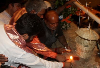 unique makeup of kashi begins Akashdeep In Varanasi For Memory Of Martyrs at ganga ghats