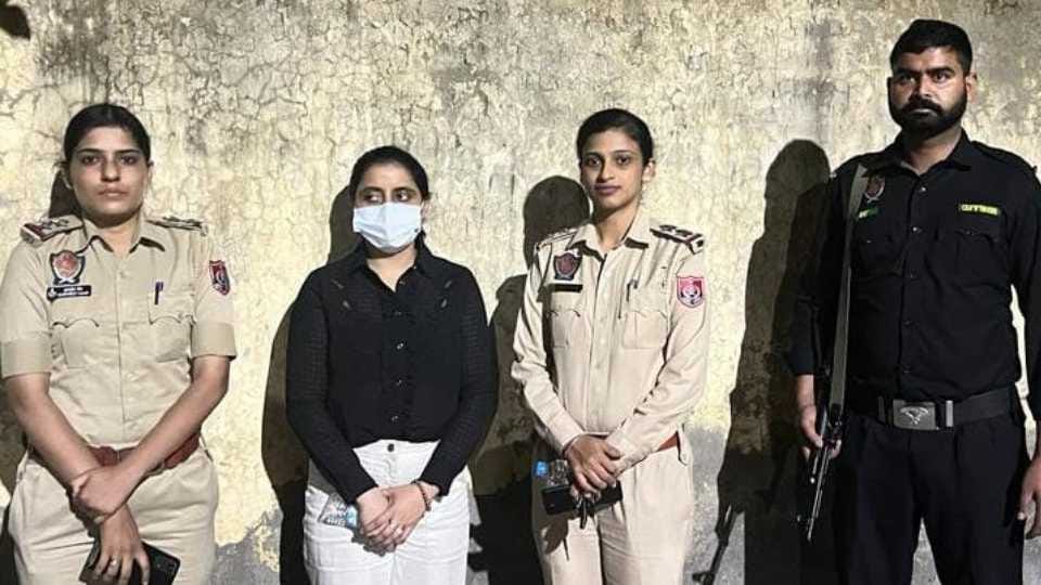 Gangster Deepak Tinu female friend arrested from Mumbai