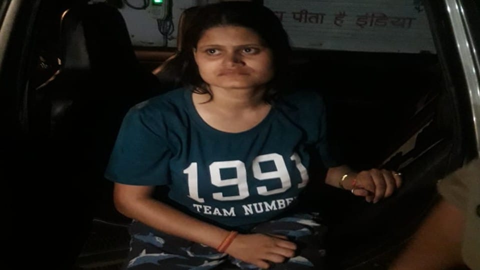 girl injured due gunshot while clashes between student groups in agra