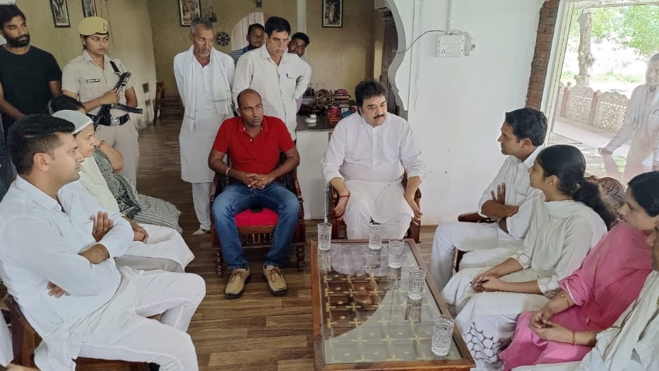 Kuldeep Bishnoi meets Sonali Phogat family in hisar