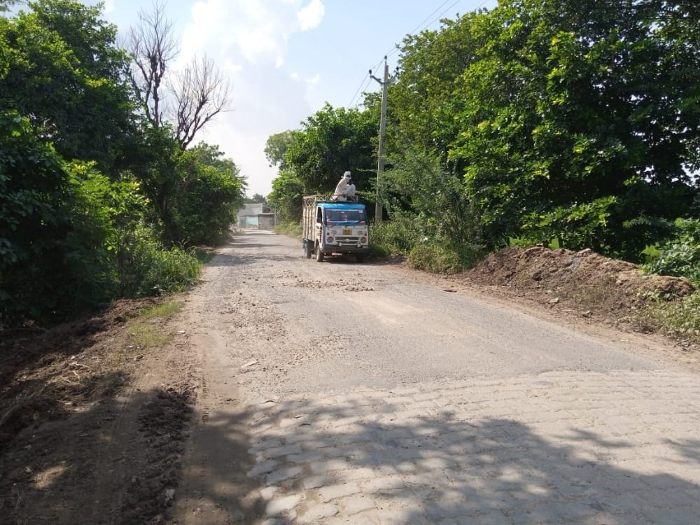 Hathras: The road leading to the village of former Union Minister and Minister of State is in bad shape