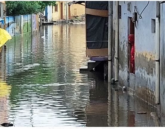 Hathras: Water filled in localities, crops submerged, electricity disrupted