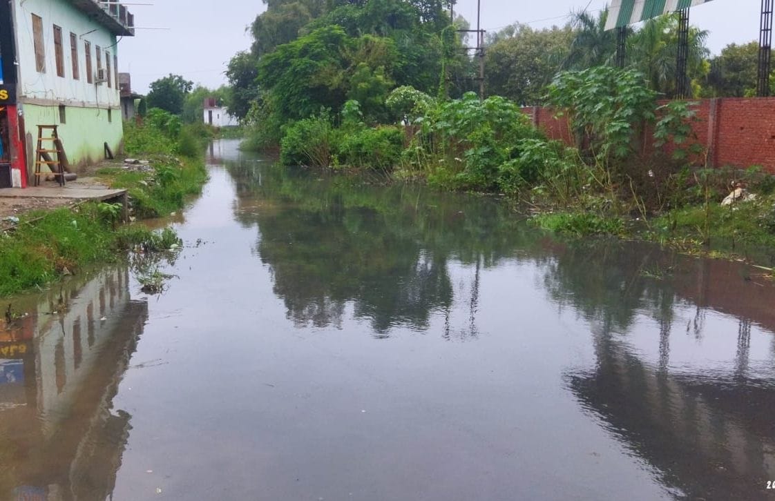 Etah: Due to excessive rain, there was cutting on the edges in many places