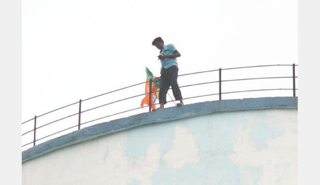 a young man created a ruckus by climbing a water tank in Hardoi