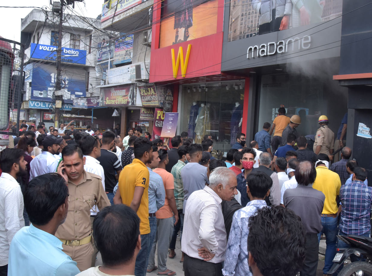Engaged in clothes showroom, loss of lakhs