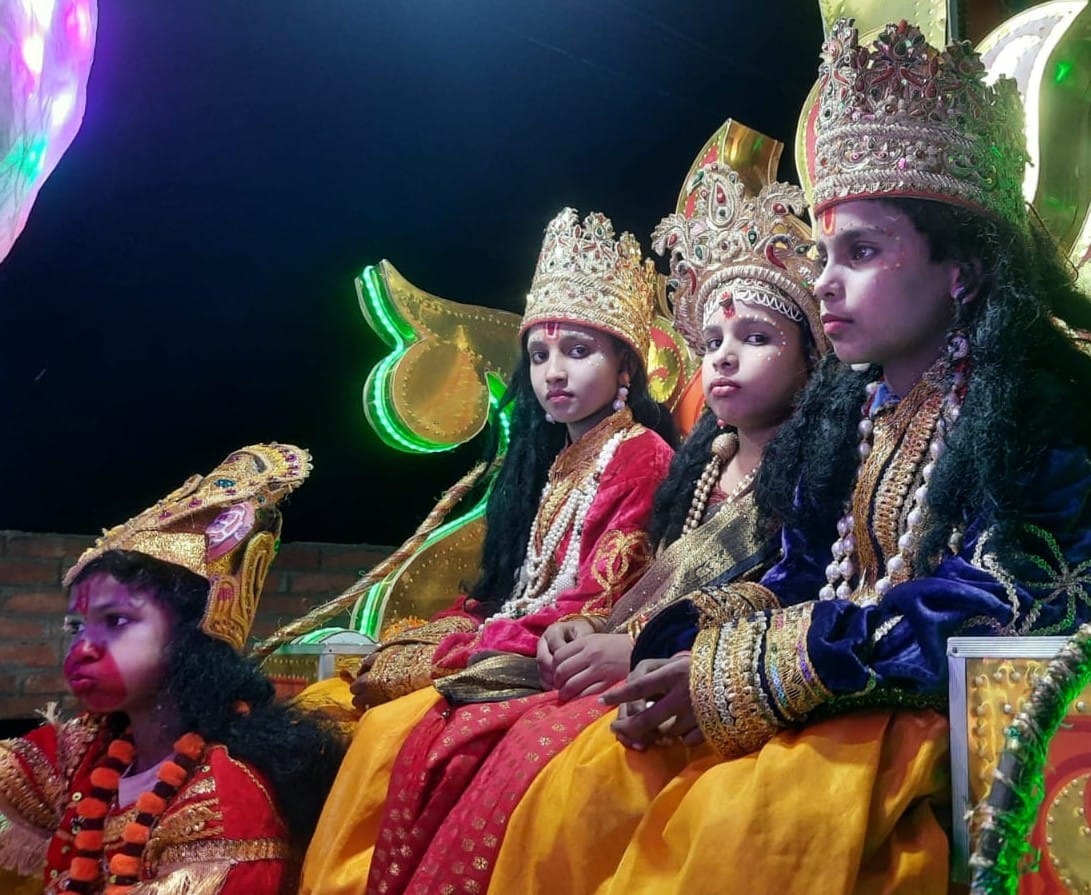 As soon as the four brothers met, the fair resonated with the cheers of Ram