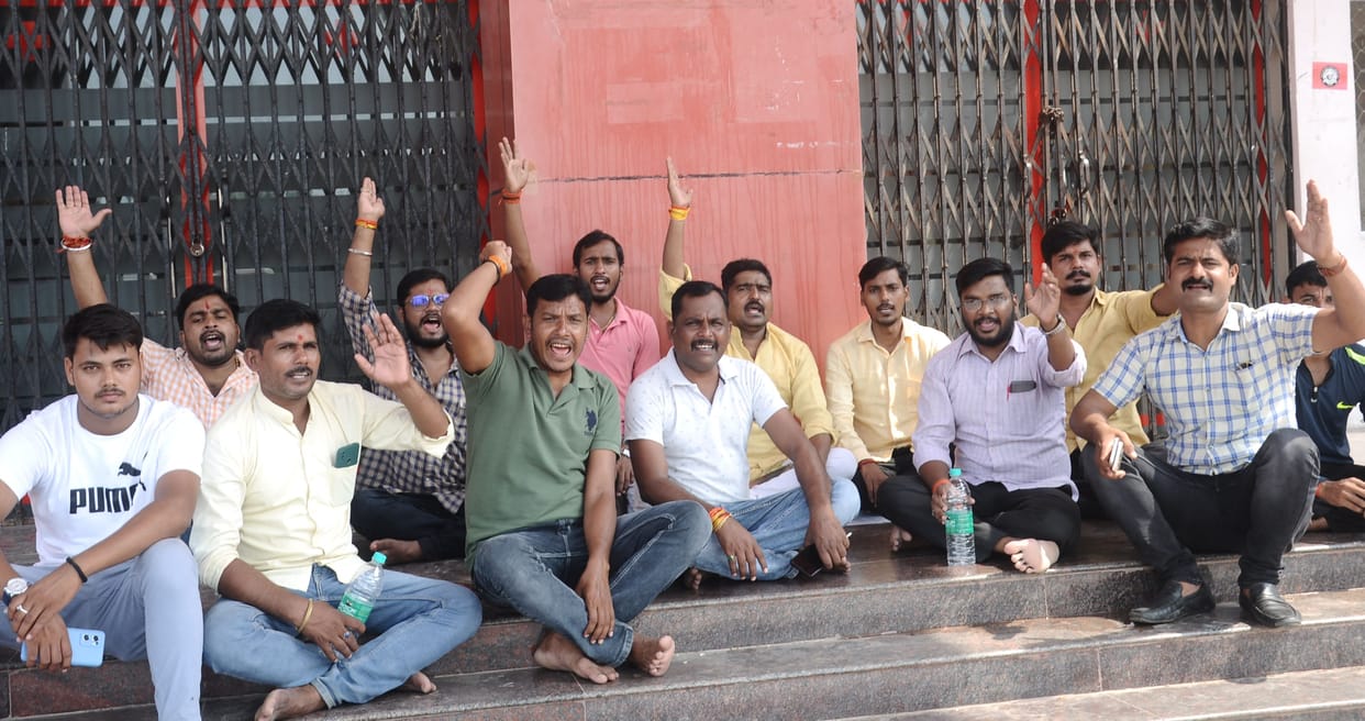 District President sitting on dharna over misbehavior with worker in Women's Hospital