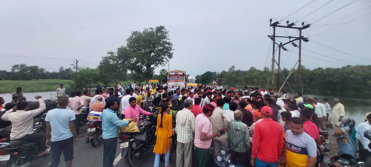 Flood affected villagers protested by blocking Buddhist circuit