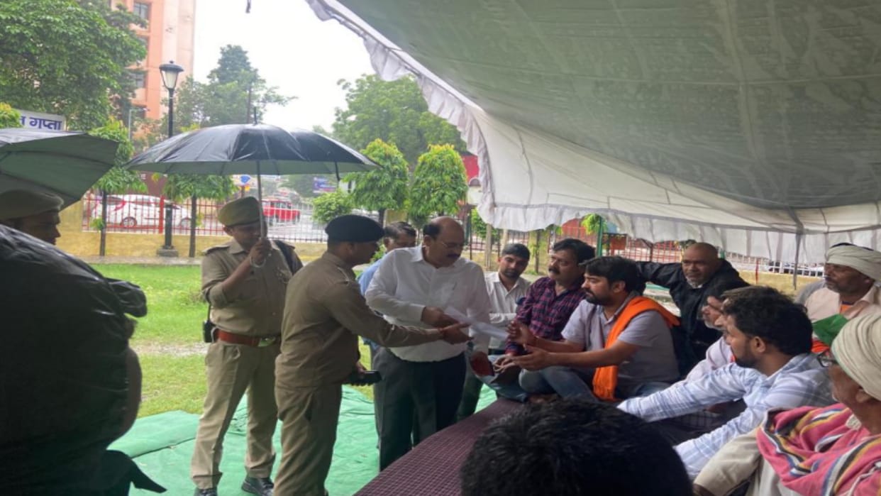 Meerut: People of Nangla Shekhu village end their protest from Commissionerate Park on the fourth day