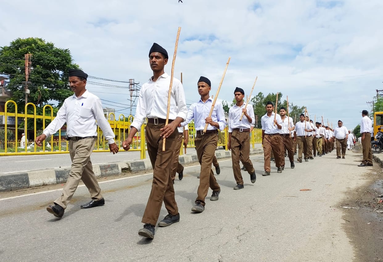 Volunteers in uniform took out the path movement