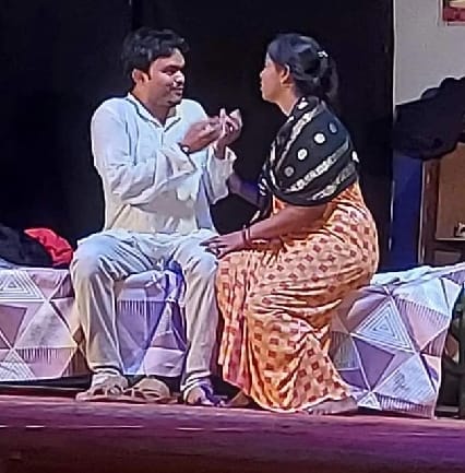 The character made the audience laugh in search of ways to die