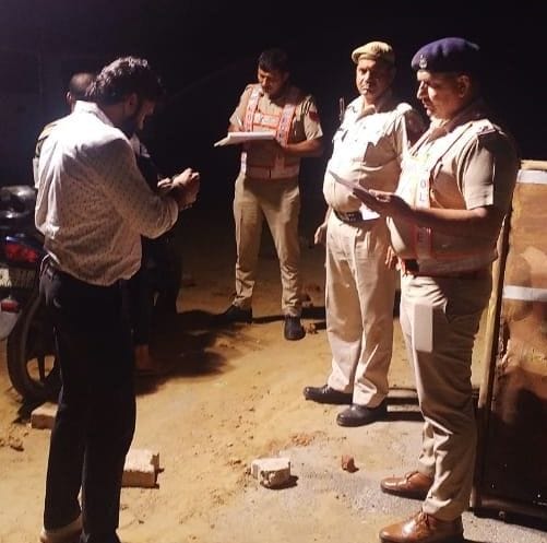 141 teams of police still robbed one and a half lakh from banquet hall operator on the streets