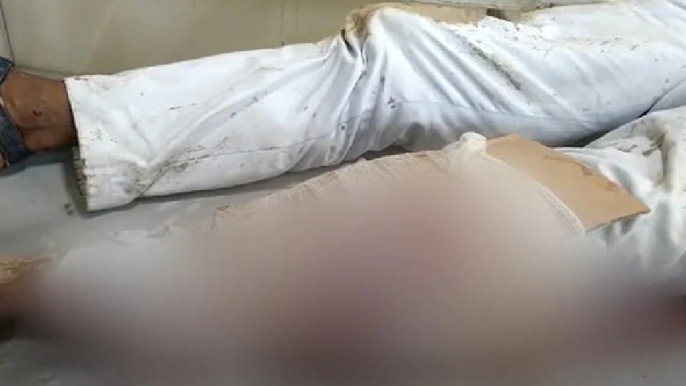 पैर फ्रैक्चर होने पर प्राथमिक उपचार के नाम पर कागज का गत्ता बांध दिया गया।