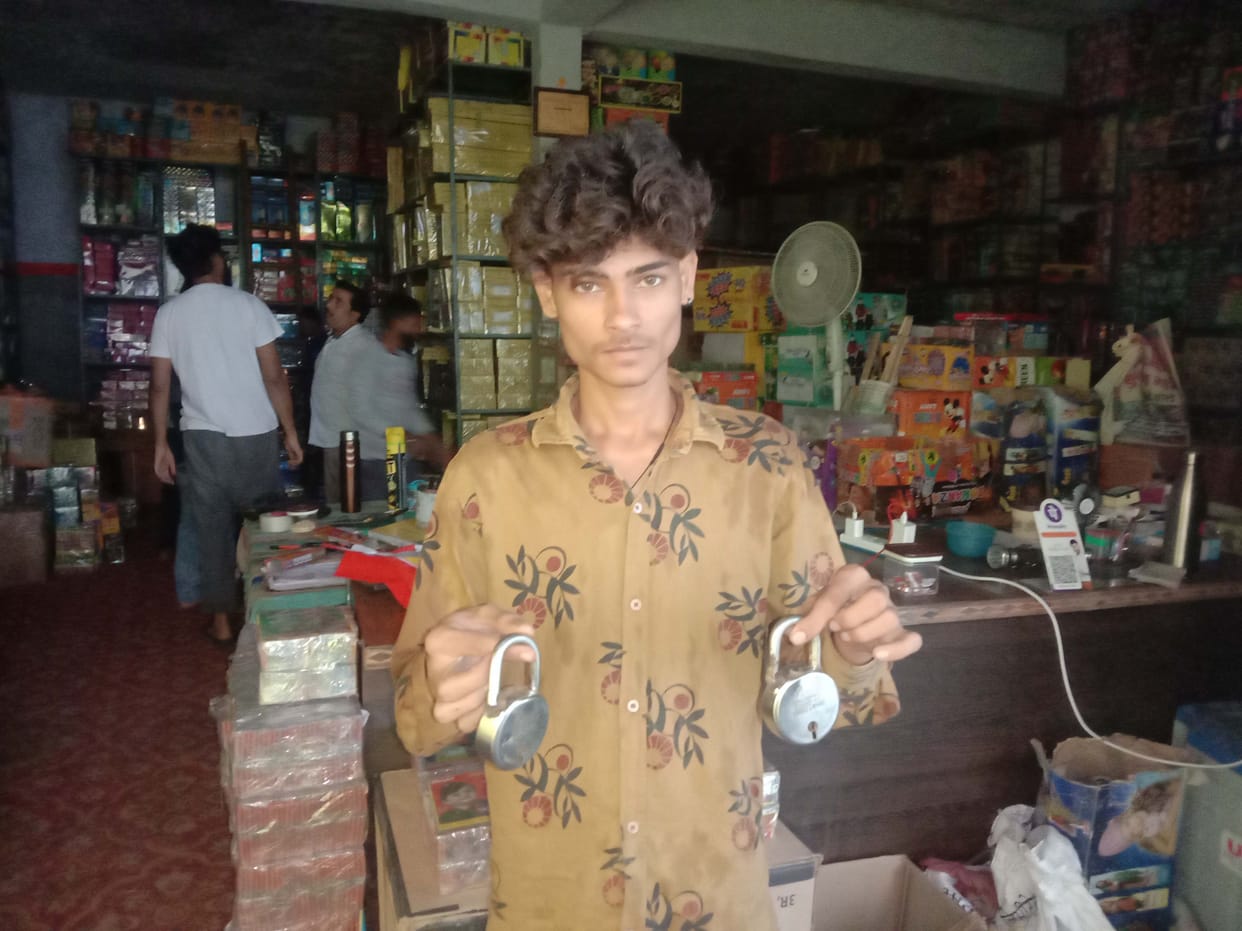 miscreants took watchman of a firecracker trader hostage and looted money In Puranpur of Pilibhit