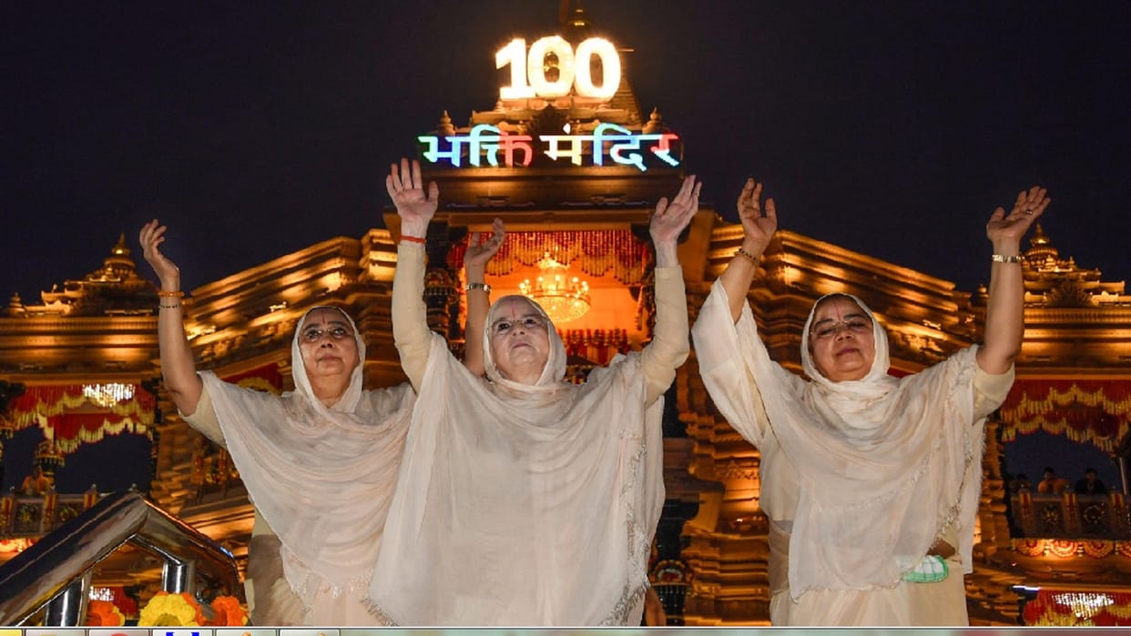 Worship of Jagadguru Kripalu ji by offering 56 bhog after Abhishek in the morning