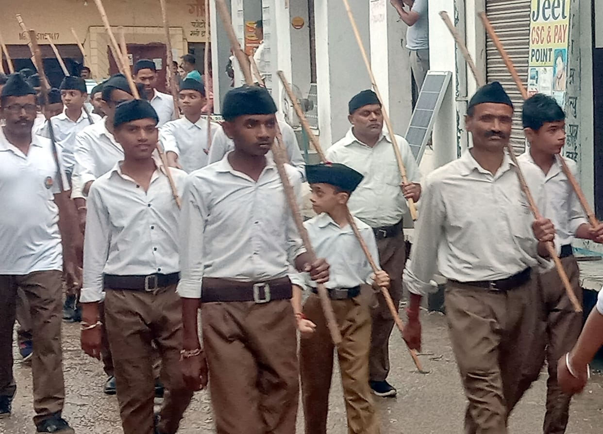 Volunteers carried out path movement in Raja's Tajpur