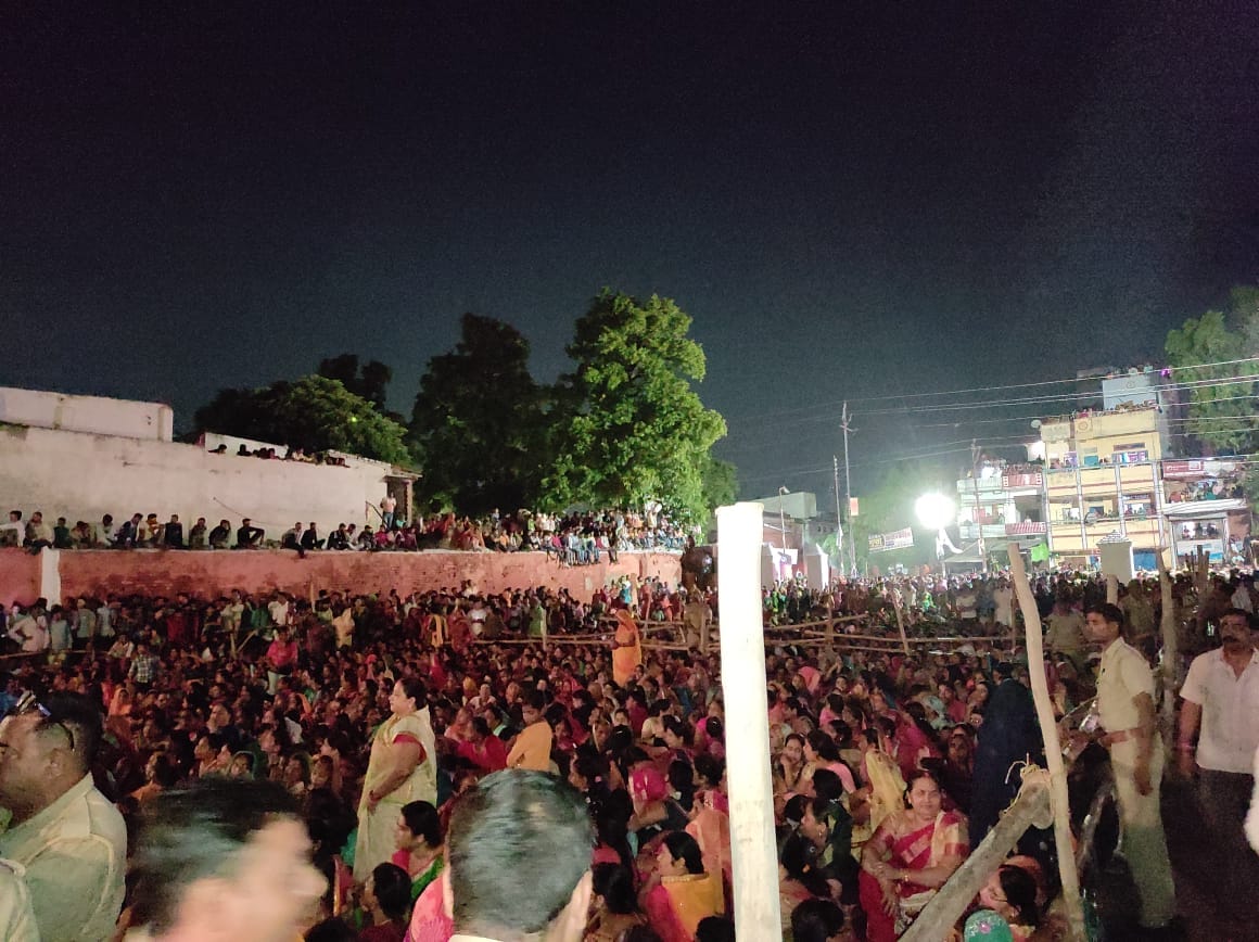 Ramnagar Ki Ramlila huge people gather for seeing bhor ki aarti and kale hanuman ji see photos