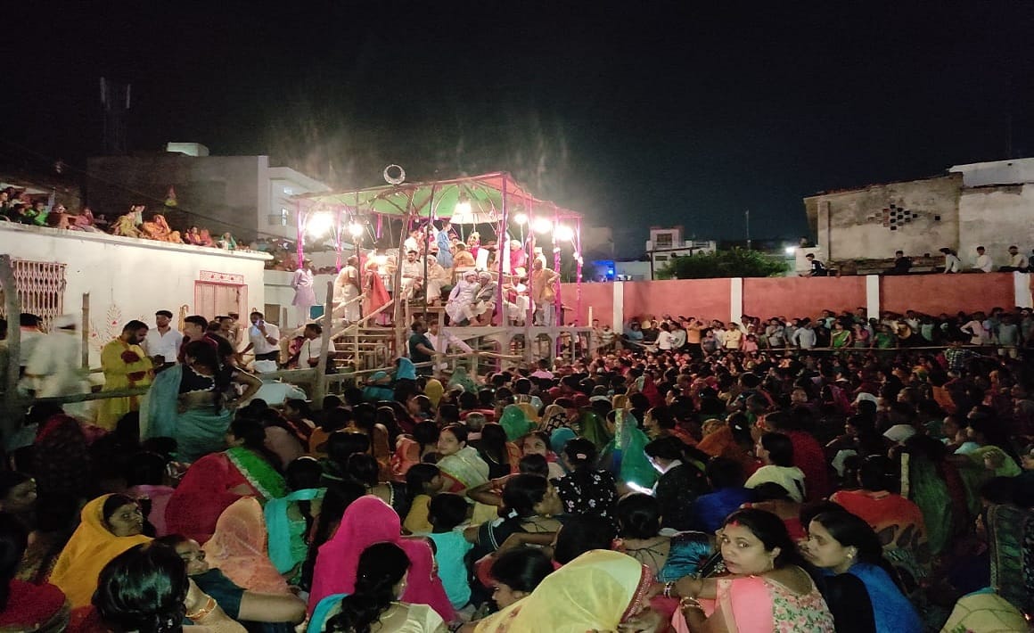 Ramnagar Ki Ramlila huge people gather for seeing bhor ki aarti and kale hanuman ji see photos