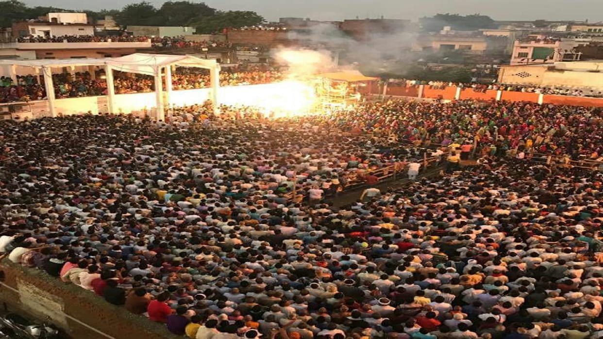 see photos The bhor ki aarti of the world famous Ramnagar the crowd gathered to see