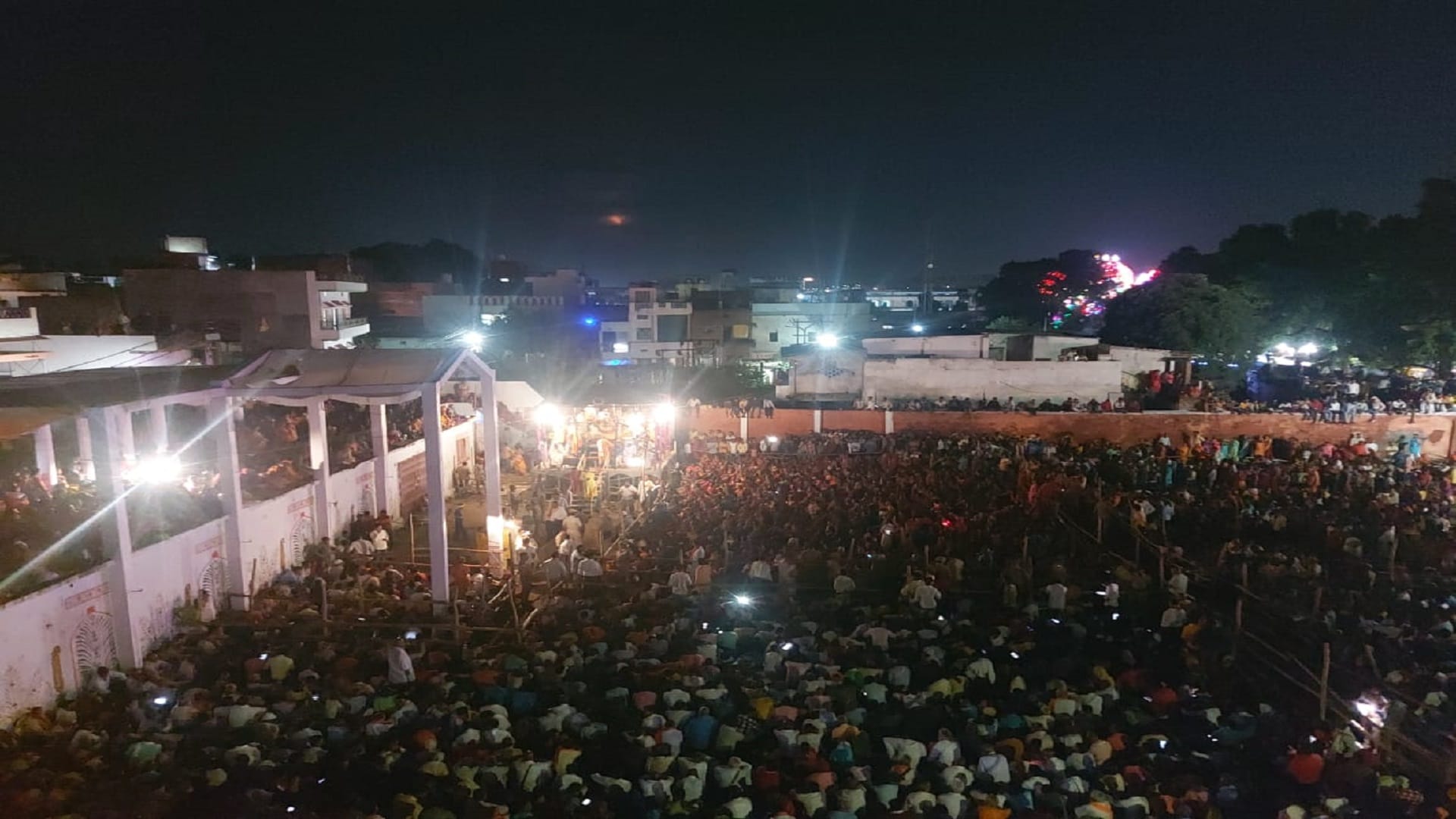 see photos The bhor ki aarti of the world famous Ramnagar the crowd gathered to see
