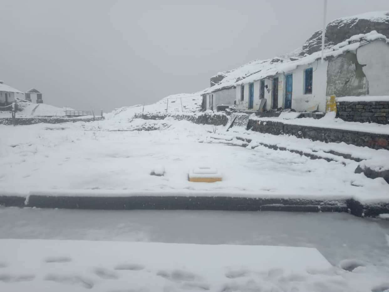 Snowfall In Uttarakhand break on Hemkund Sahib yatra 250 passengers stopped in Ghangaria news in hindi