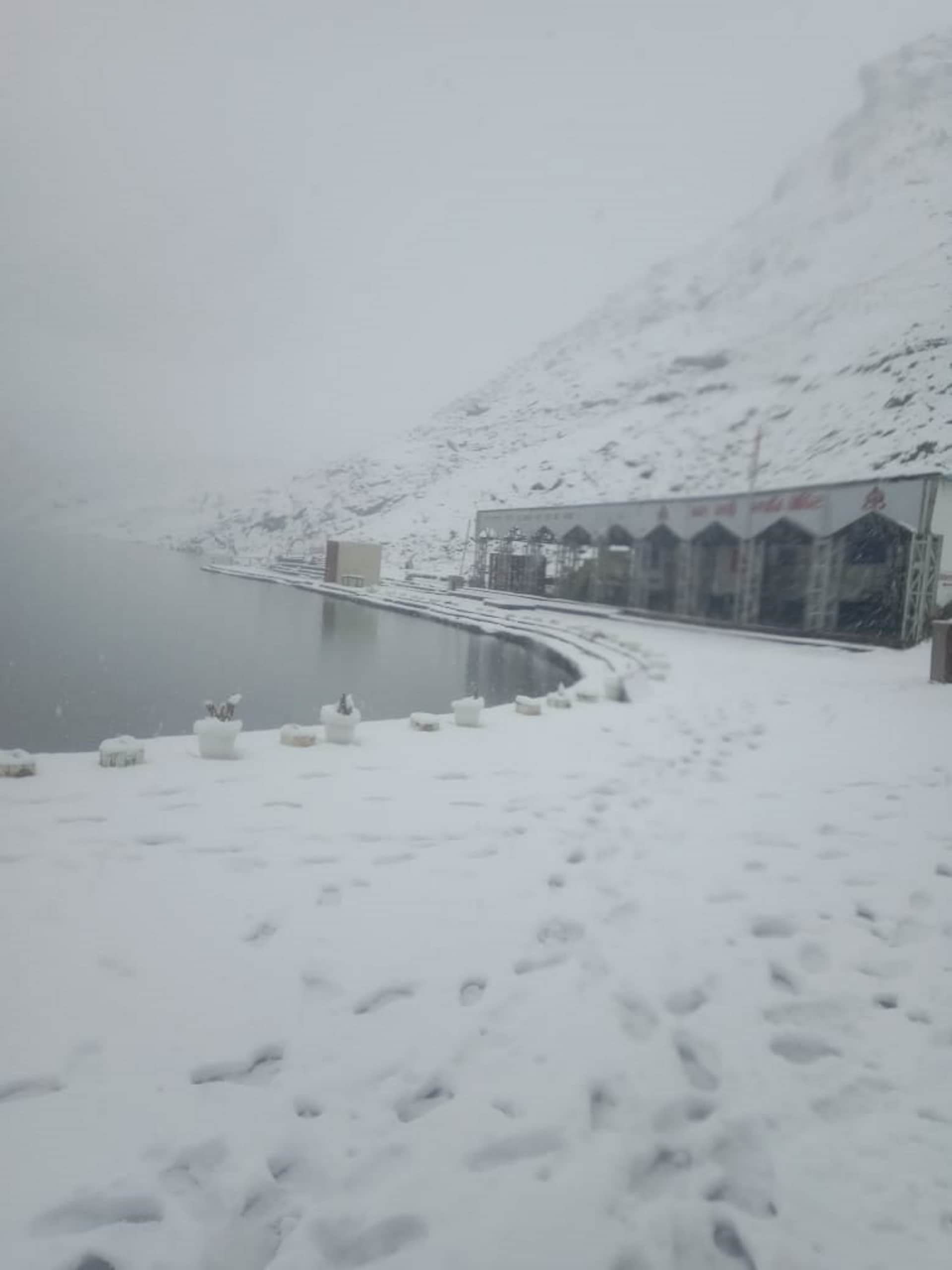Snowfall In Uttarakhand break on Hemkund Sahib yatra 250 passengers stopped in Ghangaria news in hindi