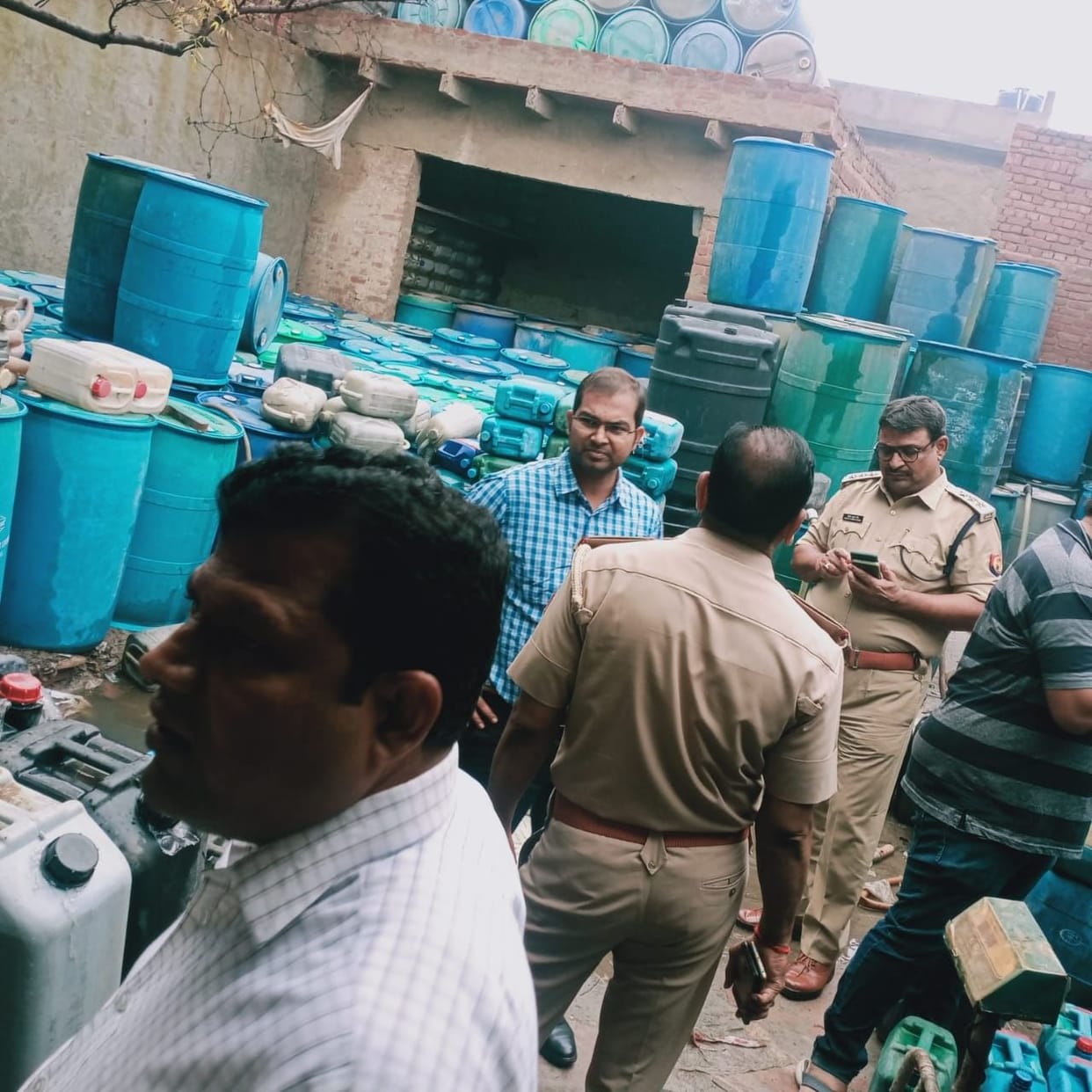 55 thousand liters of acid seized, two warehouses seized