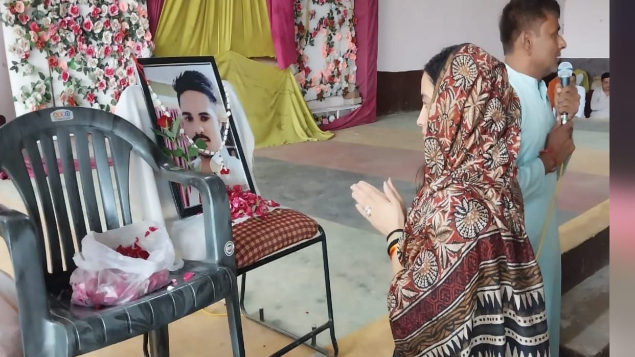 Deepak Murder: People arrived in the rain at Deepak Tyagi condolence meeting in Khajuri village