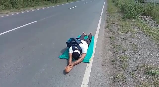 Young man going to Bageshwardham while paying punishment for 180 km with a wish in Damoh