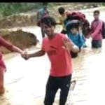 पानी में फंसे बच्चों को लोगों ने रस्सी के सहारे निकाला।
