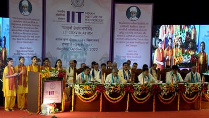 IIT BHU 11th Convocation of faces of meritorious students bright after receiving medal,