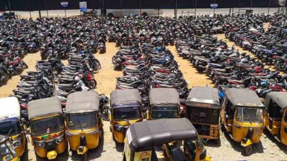 karnataka Auto drivers stage demo against ban on services by ride hailing platforms Bengaluru hindi news