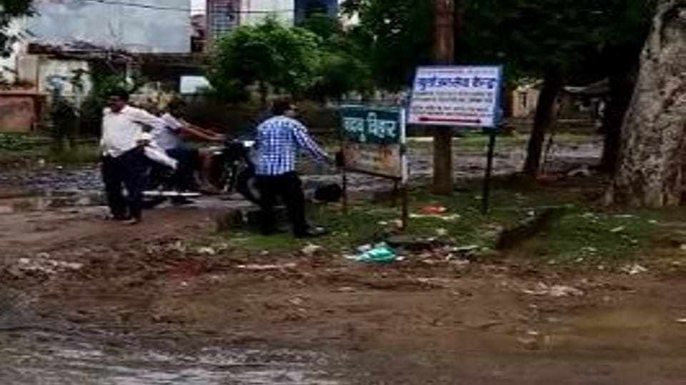 ADA officers tore banners of Narakpuri and Badboo Vihar in Agra