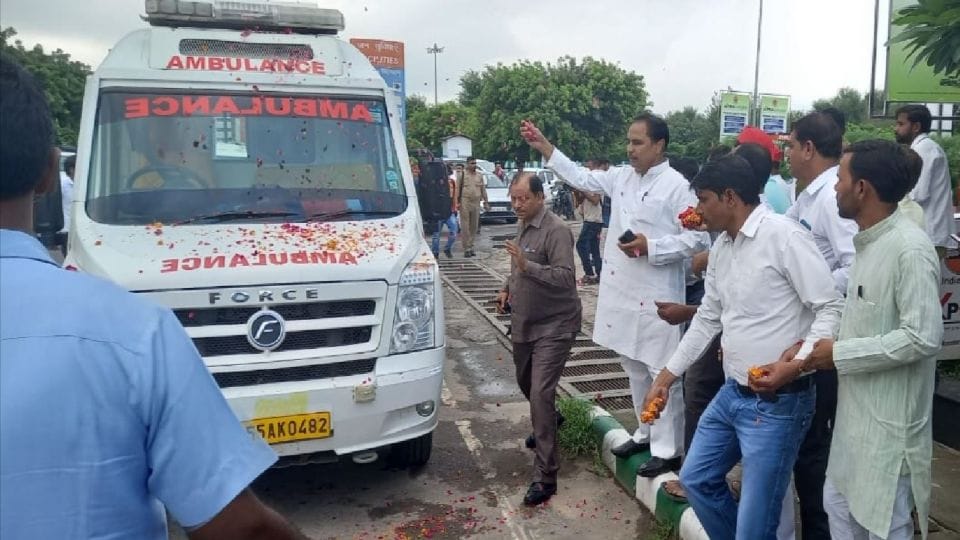 SP leaders pay tribute to Mulayam Singh Yadav on Yamuna Expressway in Mathura