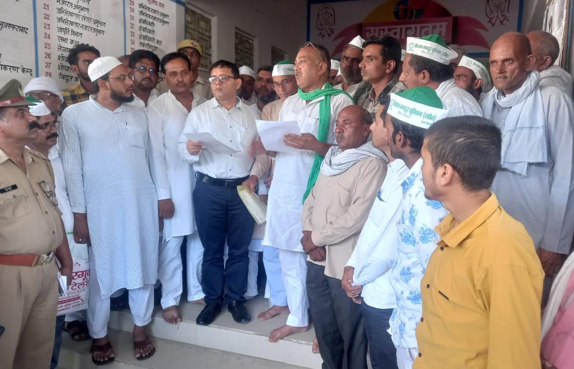 Kisan Mazdoor Union Lathait staged a sit-in on the Tehsil