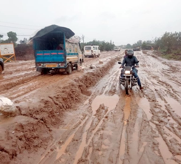 Kacchi Duggar: Mud is mud on the national highway, two buses stuck