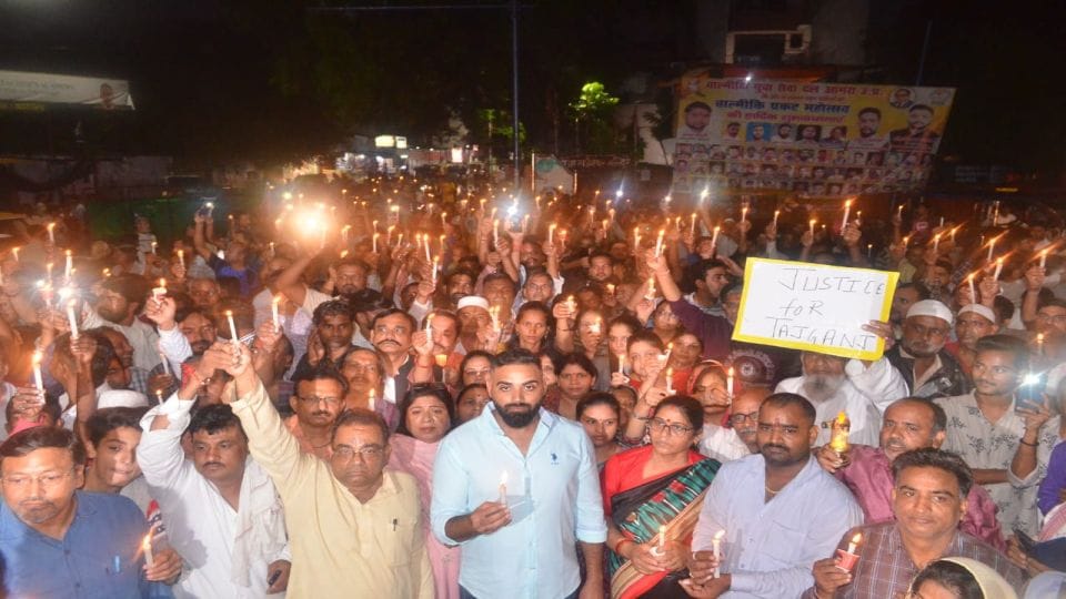 shopkeepers took out candle march to save business in Tajganj Agra
