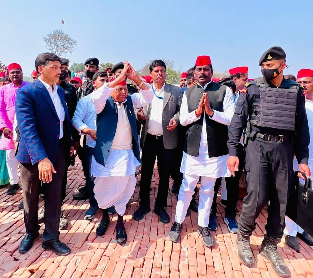 Mulayam singh yadav death considered as work land changed picture of Mainpuri