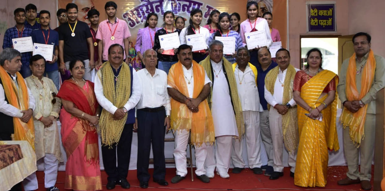 Be highly educated, take the career path daughters