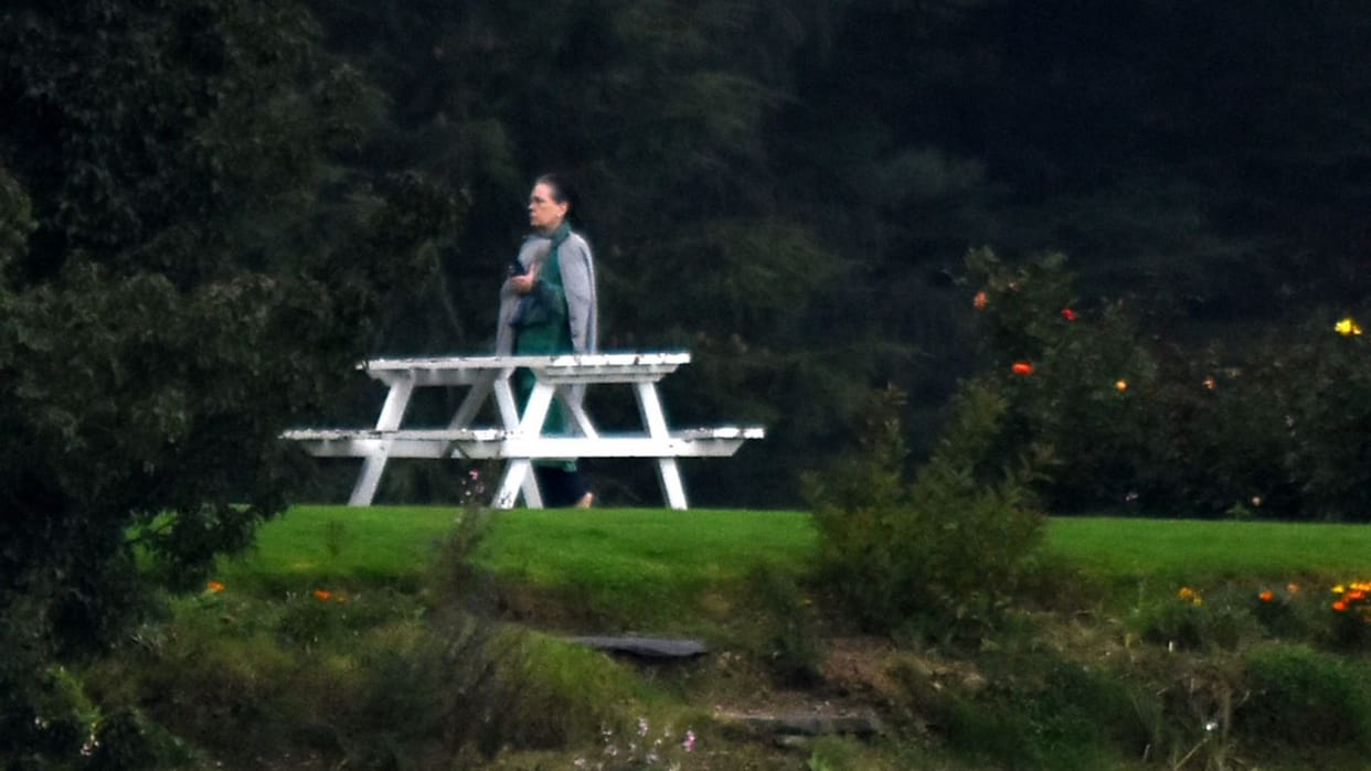 Sonia gandhi reached in chharabra shimla at priyanka vadra home