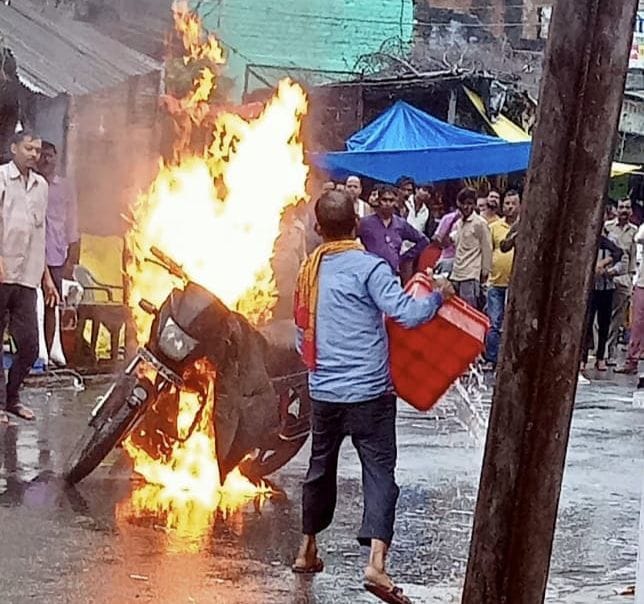 Hardoi, Bike caught fire, riders saved lives