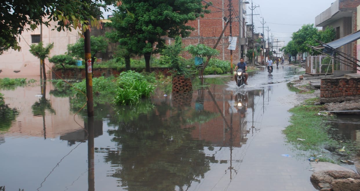 Hathras: Waterlogging in many places due to incessant rains, water from drains entered the houses