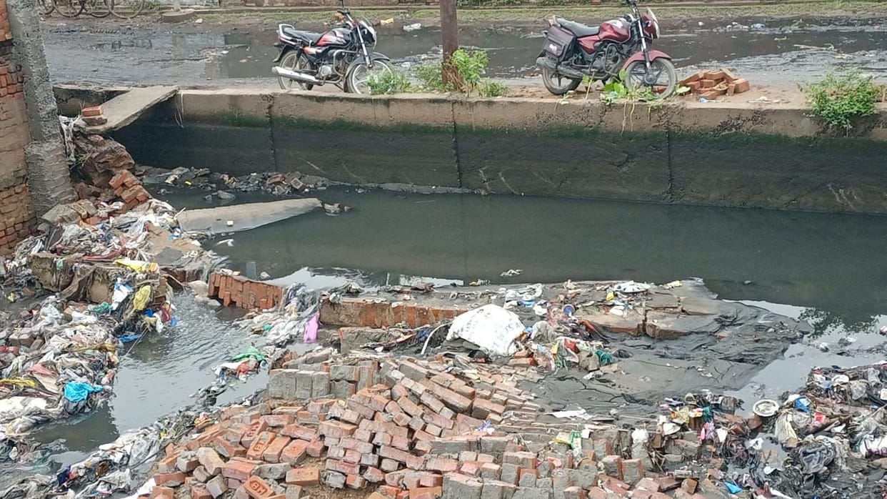 Hathras: Rain uprooted the roads, now it will give pain