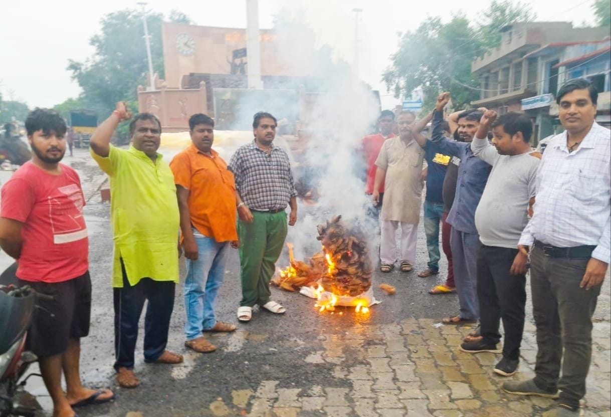 Hathras: Protest against AMU incident, VC's effigy burnt