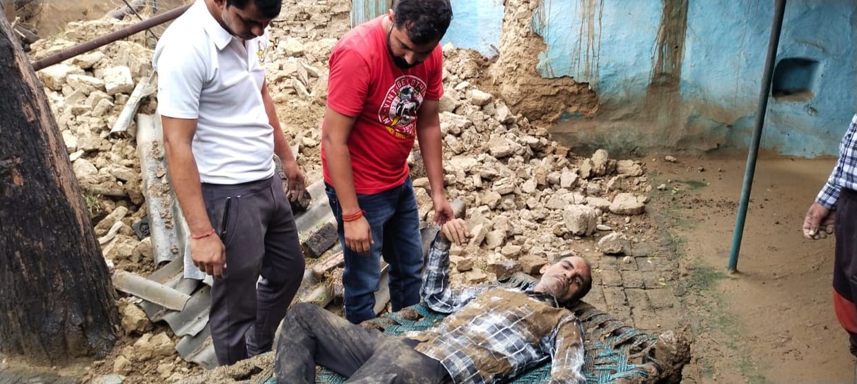Hathras: Many houses were frozen due to rain, water entered the houses