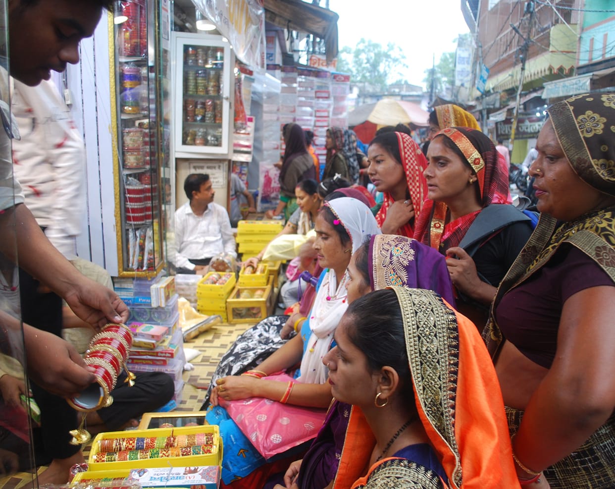 Hathras: Women gathered for the purchase of Karva Chauth